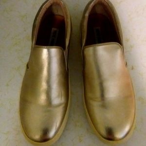 STEVE MADDEN gold loafers in size 8.5M.